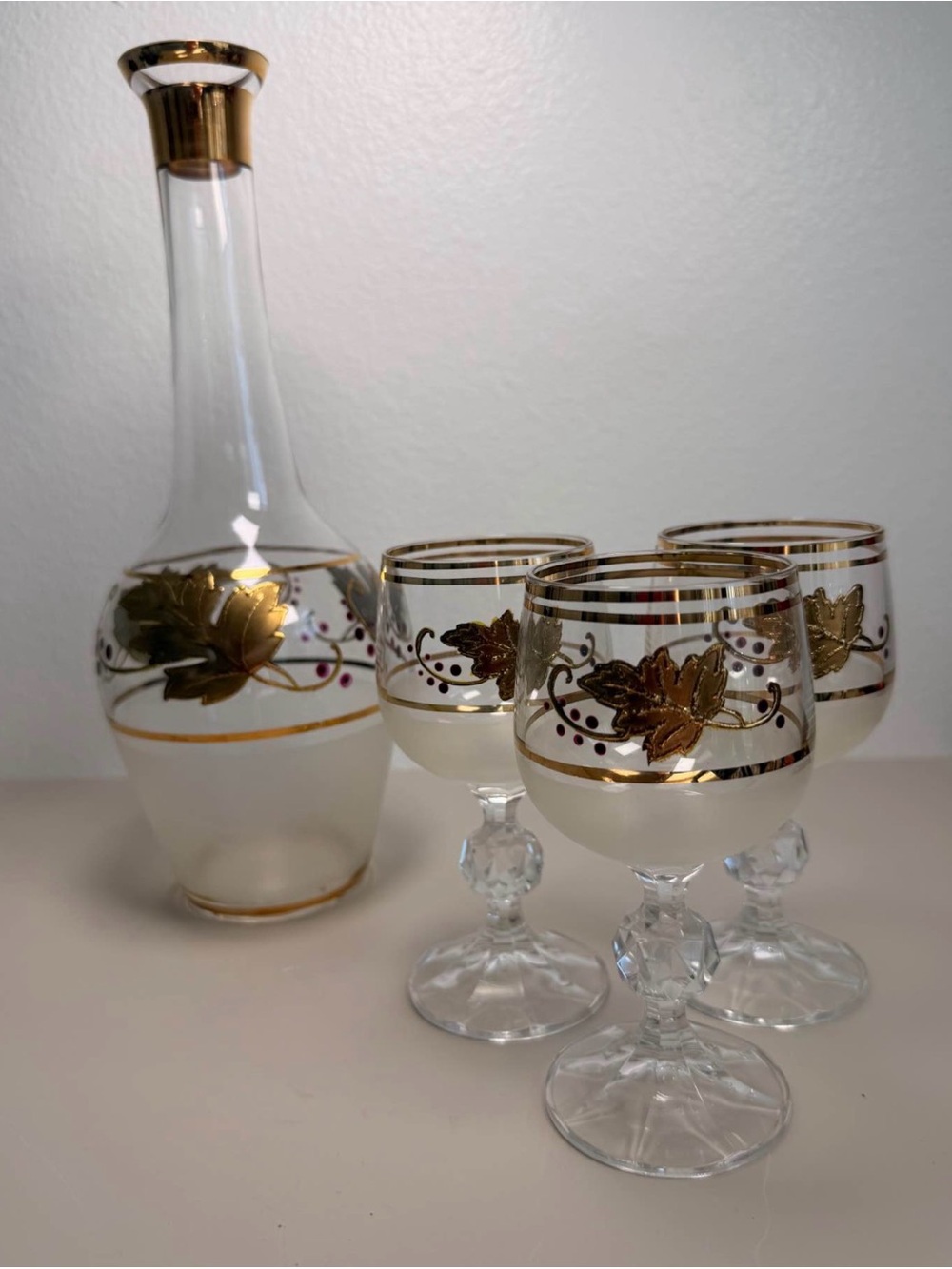 Gold-Trimmed Leaf Glass Decanter Set - Elegant White & Gold Drinkware